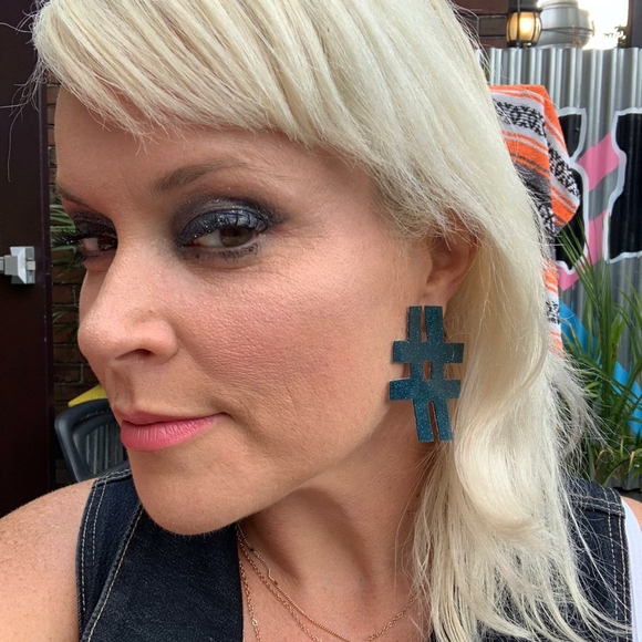 Hashtag earrings - Picture 9 of 12